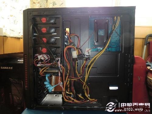 非走背线电脑内部线路杂乱